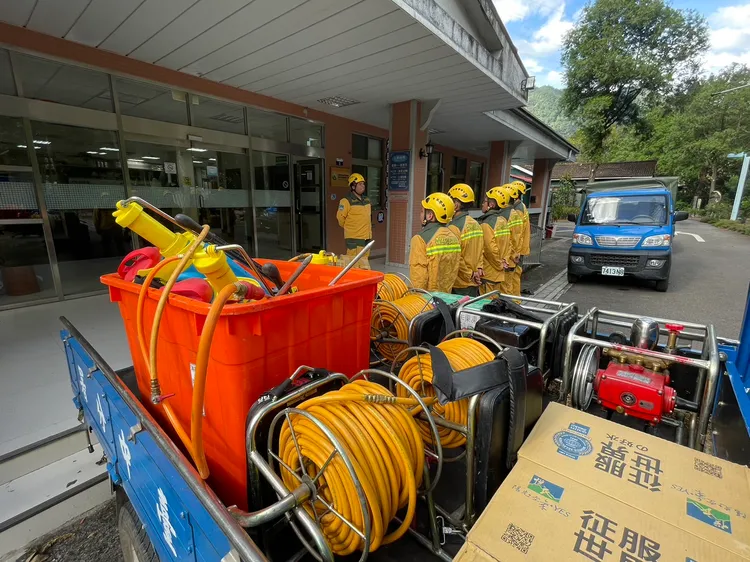 林業署集結人力前往救火。林業及自然保育署台中分署提供