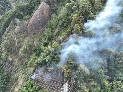 中橫便道7.3K森林火災 小犬颱風助長引發多處煙點!已延燒1.5公頃