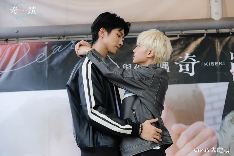 陳柏文(左))與姜典(右)粉重現劇中橋段。八大電視台提供