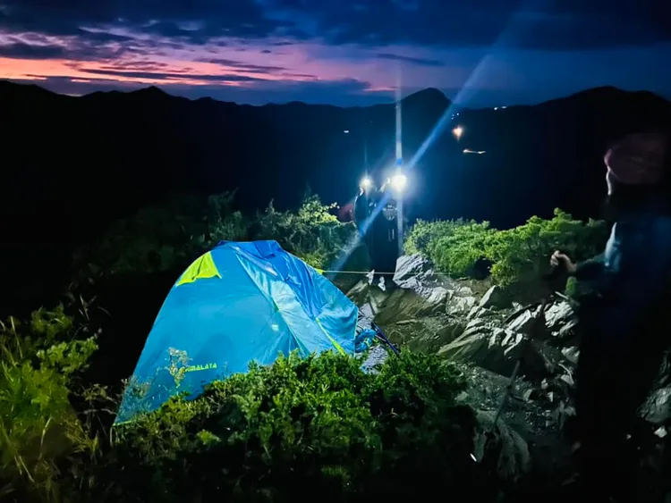 當事人要求紮營者解開營繩，對方還不情不願，直到她揚言剪繩，對方才出帳篷來處理。翻攝自臉書「靠北登山大小事」