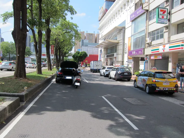 事故地點位於台灣大道金錢豹酒店前方。民眾提供