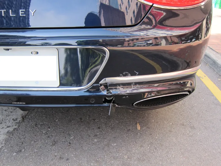 賓利後保險桿破裂。民眾提供