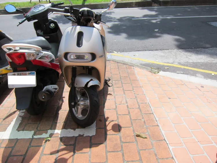 Gogoro車頭也受損。民眾提供