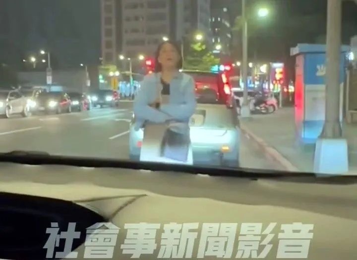 婦人突如其來人肉插隊，阻擋在排隊車輛前方。翻攝自臉書「爆料公社二社」