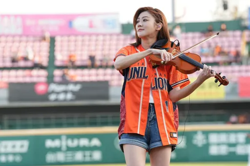 歌手林逸欣為統一獅開球 差點投出觸身球