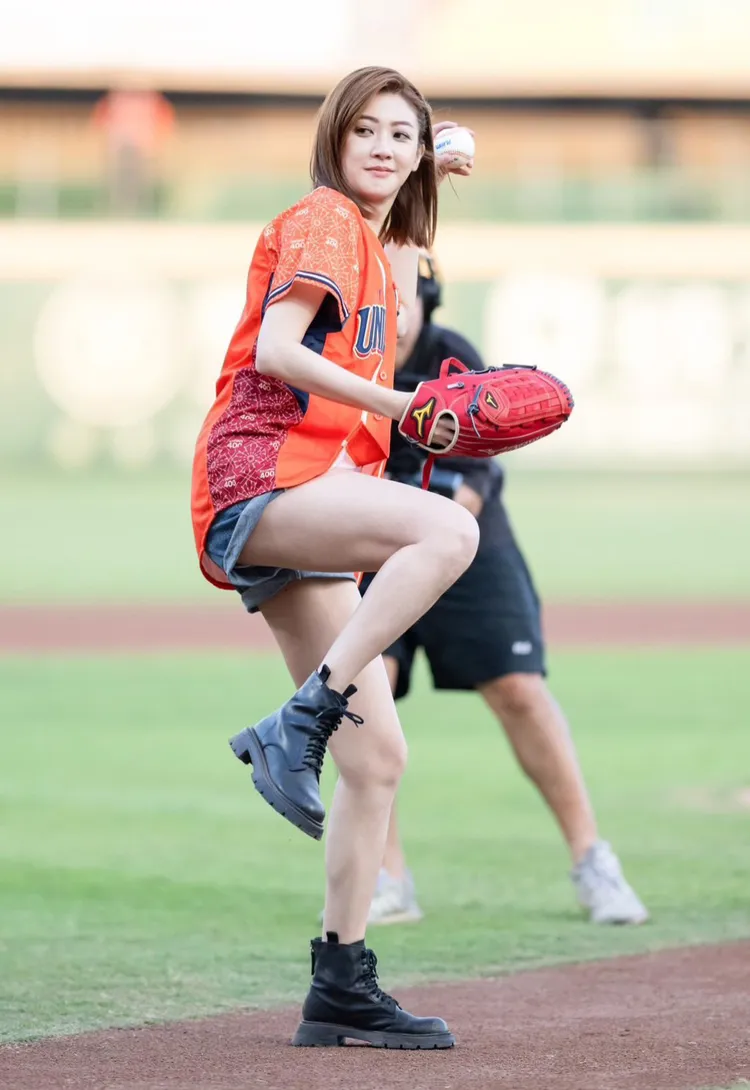 林逸欣站上投手丘，差點投出觸身球。鑫羽工作室提供