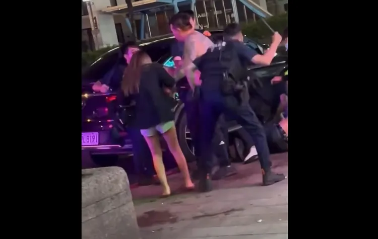 警方使用警棍要刺青男這一方蹲下。翻攝畫面