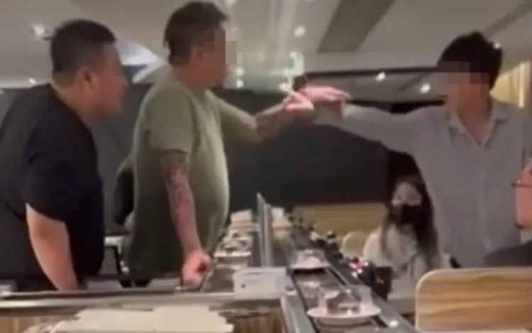 迴轉壽司店內爆發衝突。翻攝畫面