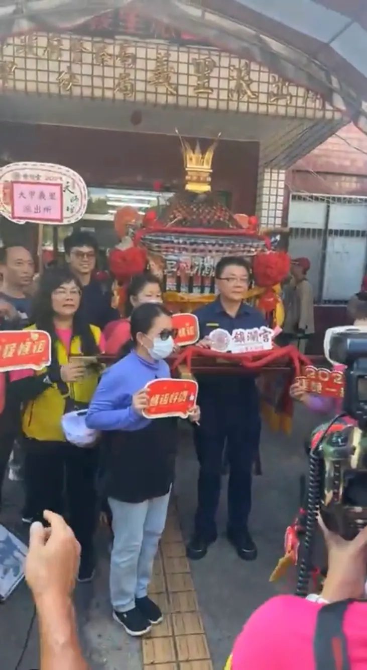 大甲媽停駕義里派出所，所長紀適華率隊接駕。警方提供