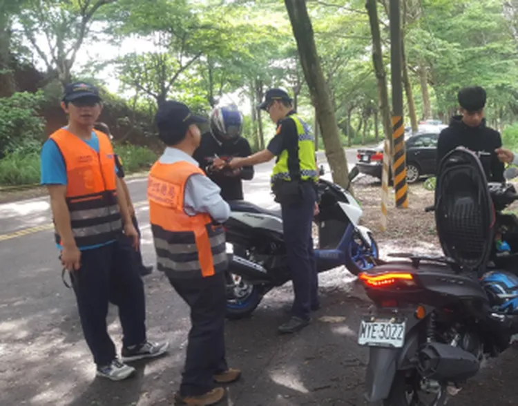 彰化警方結合環保局及監理站在139縣道實施聯合稽查。警方提供