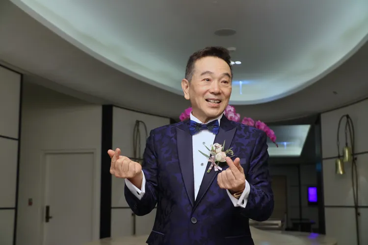 張晨光各種花式比心。攝影中心攝