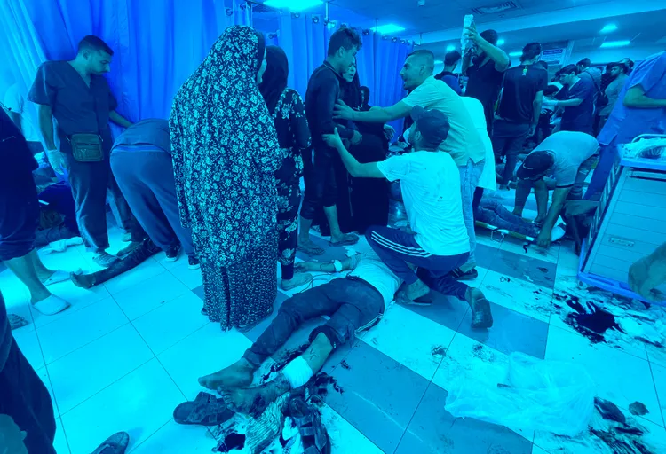 醫院擠滿傷患，遍地血跡。路透社(照片經抽色處理)