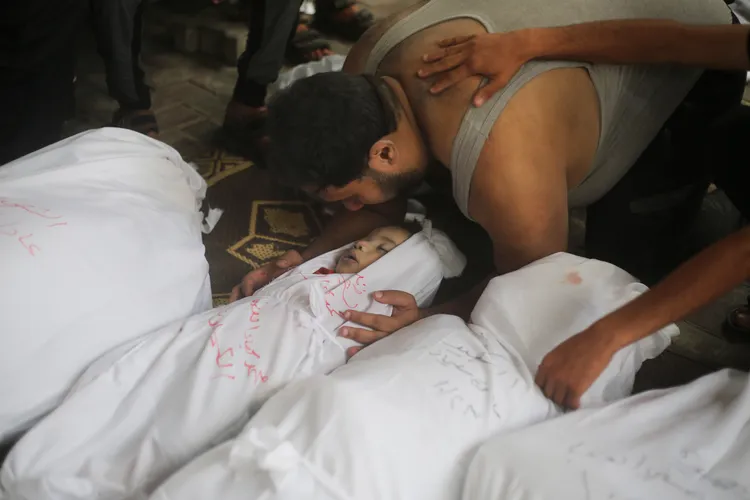 年幼孩童被炸死，親人傷痛欲絕。美聯社