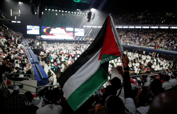 現場超過1萬6000人情緒激昂參與集會。路透社
