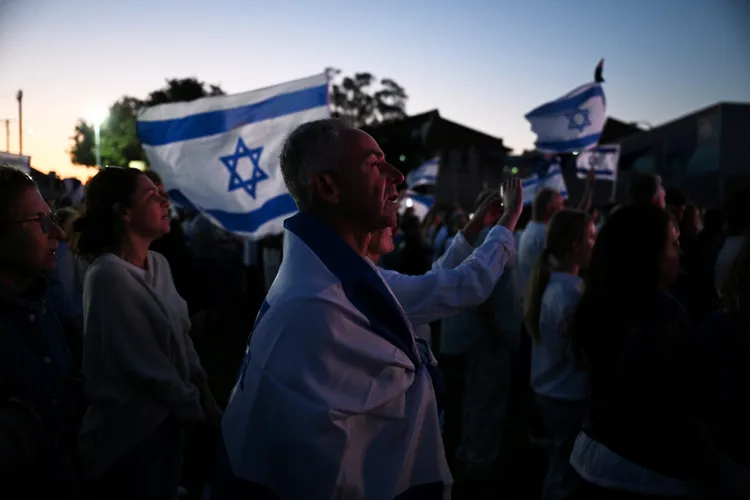 支持以色列的群眾11日在澳洲雪梨為死難者舉行祈禱會。路透社