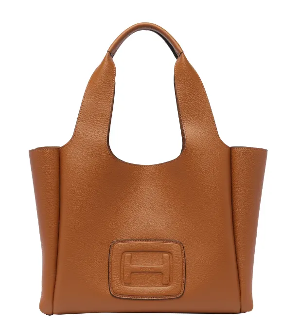 容量超大的焦糖棕荔枝壓紋牛皮手提包（ NT29,000起）