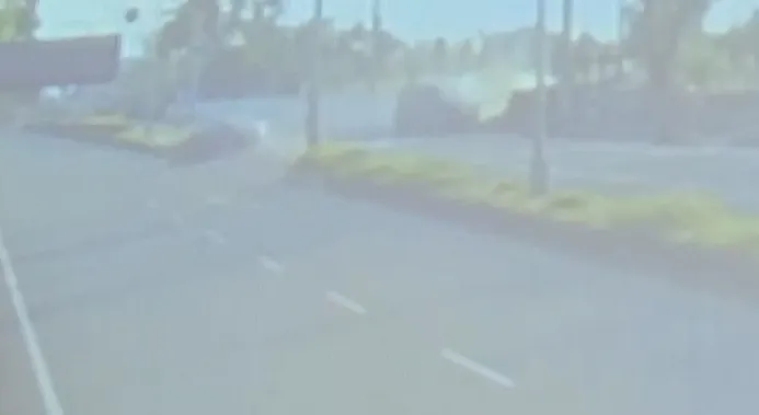 撞擊瞬間，廂型車整個彈飛起來，並撞上路旁鐵皮護欄。翻攝畫面