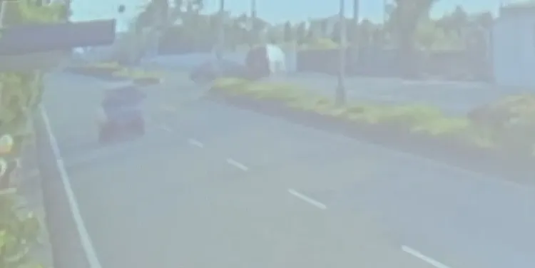 撞擊瞬間，廂型車整個彈飛起來，並撞上路旁鐵皮護欄。翻攝畫面