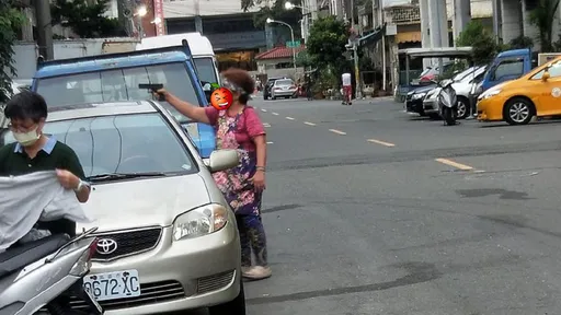 高雄嬤「超派」!街頭單手亮槍引萬人朝聖 警方火速偵辦「結局超展開」