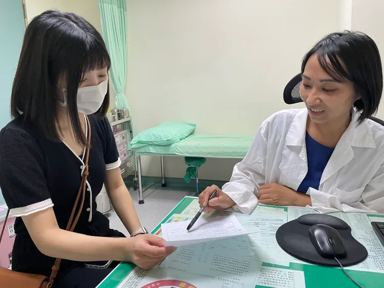 張小姐拖了半年就診已是乳癌第四期，經過多次標靶藥物及手術治療，目前復原良好。院方提供（非當事患者）