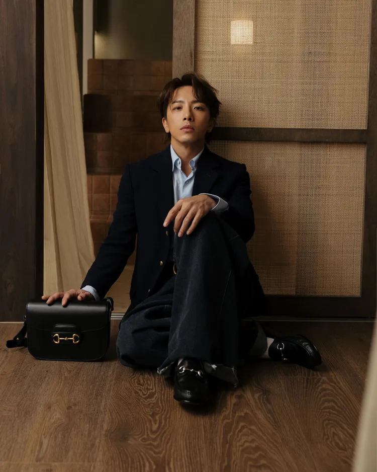 像坤達一樣的Horsebit 1955經典肩背包與馬銜鍊樂福鞋中性配件，也能打造紳士風貌。品牌提供