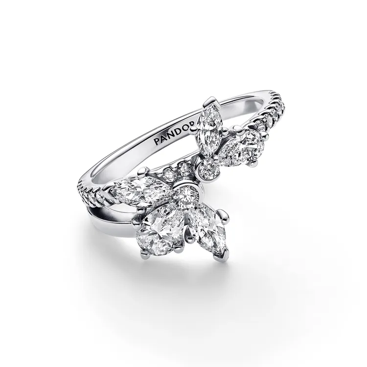 璀璨浮游花叢戒指，3980元。品牌提供