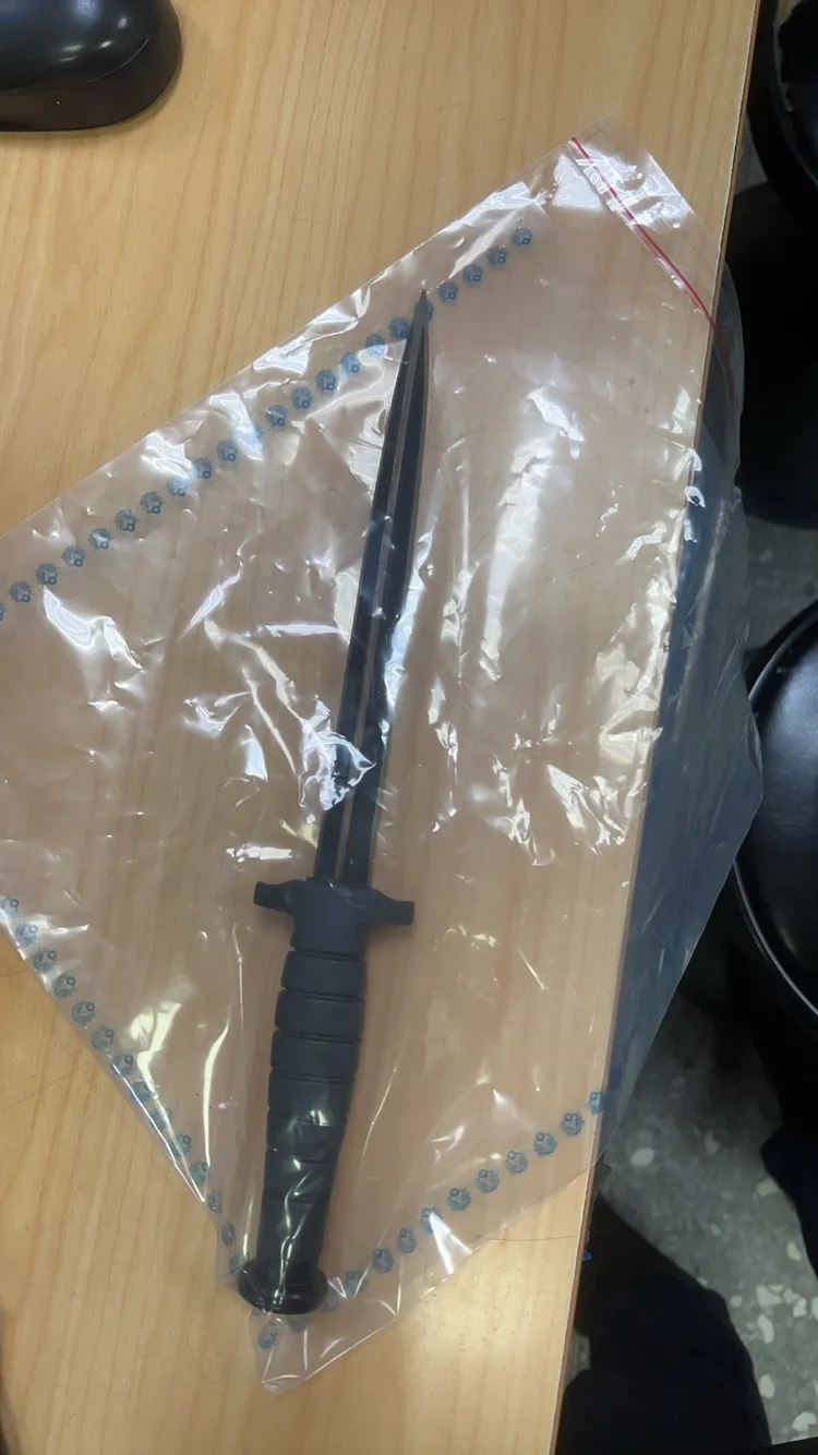 嫌犯使用的凶器。翻攝畫面