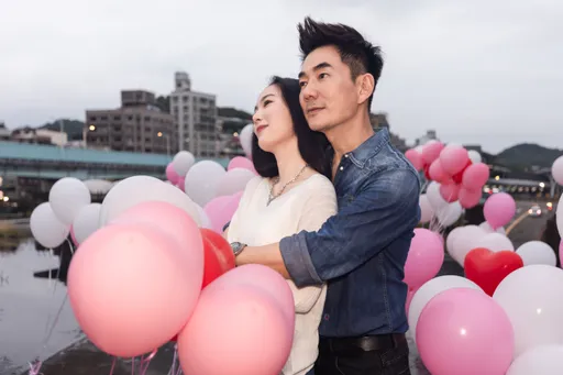 已婚零負評男星抱正妹畫面曝光 被氣球圍繞親密互動好閃