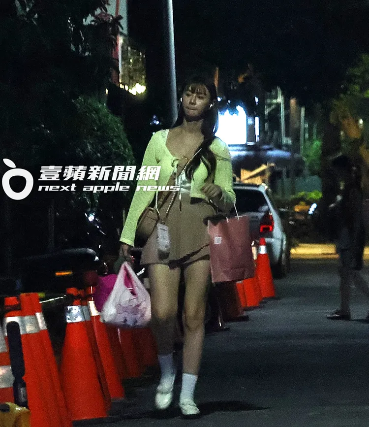 短今提著大包小包的戰利品，把握機會做重訓，走路運動瘦身。特勤中心攝