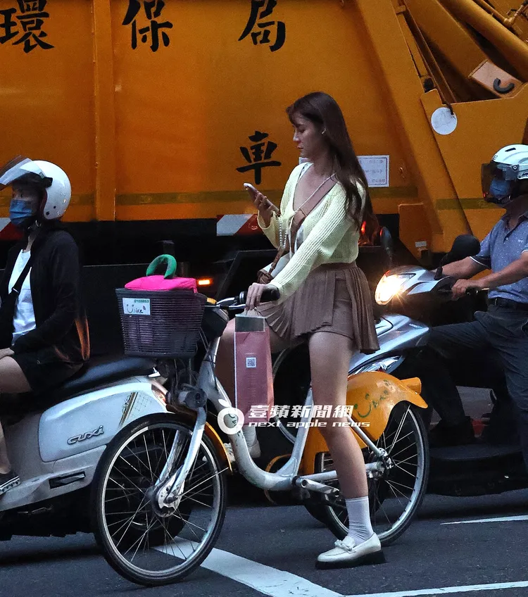 停等紅燈時，短今把握時間滑手機回訊息。特勤中心攝