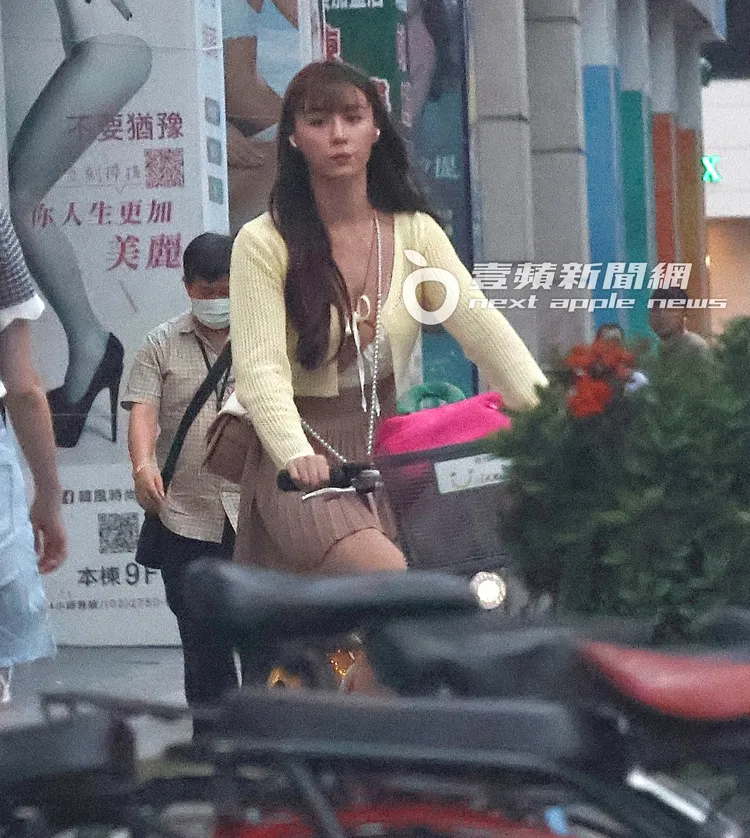 短今採購完離開屈臣氏，走到附近騎Ubike運動。特勤中心攝