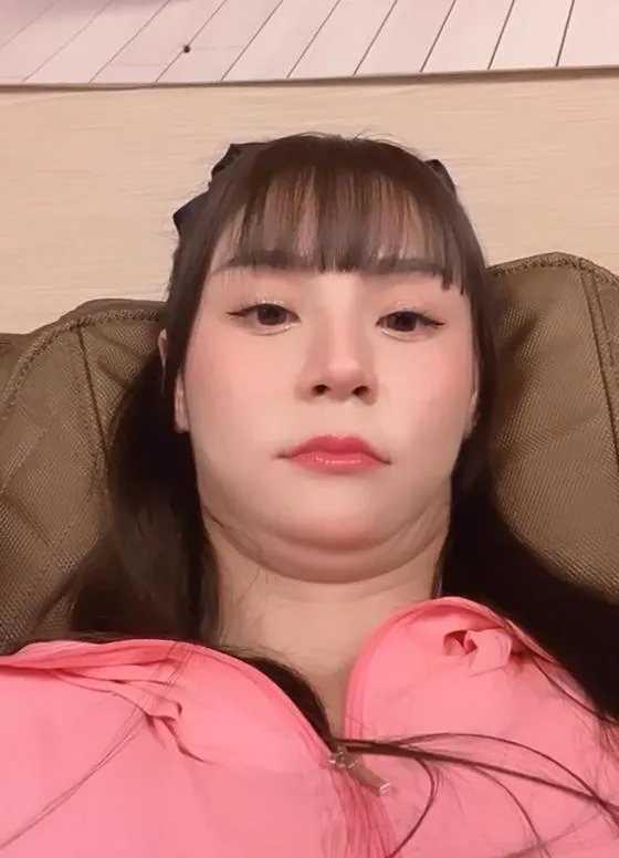 短今近來釋出「雙下巴炸裂」的崩壞照，還被誤以為用濾鏡特效。翻攝短今IG