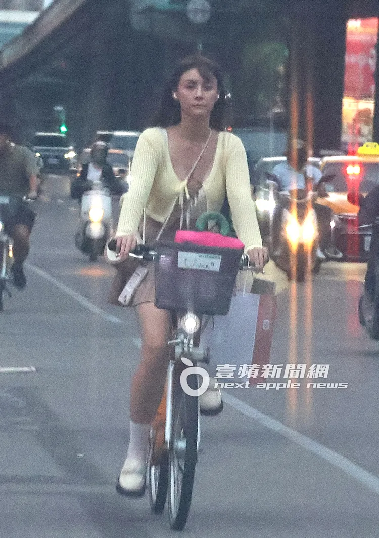 短今身穿超短迷你短裙，騎Ubike運動，露出絕對領域。特勤中心攝