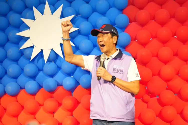 郭台銘首次在鴻海土城總部所在的土城區，與老員工相聚。翻攝畫面