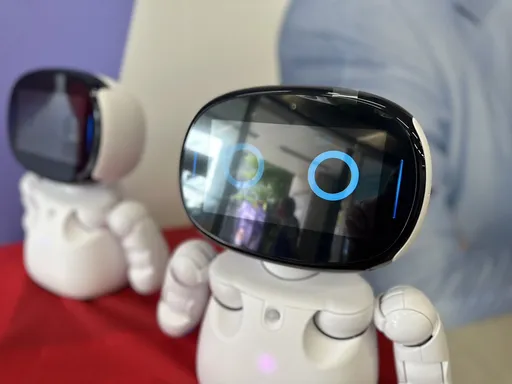 拚百萬連署!智能機器人進駐郭台銘連署站 唱歌跳舞炒氣氛