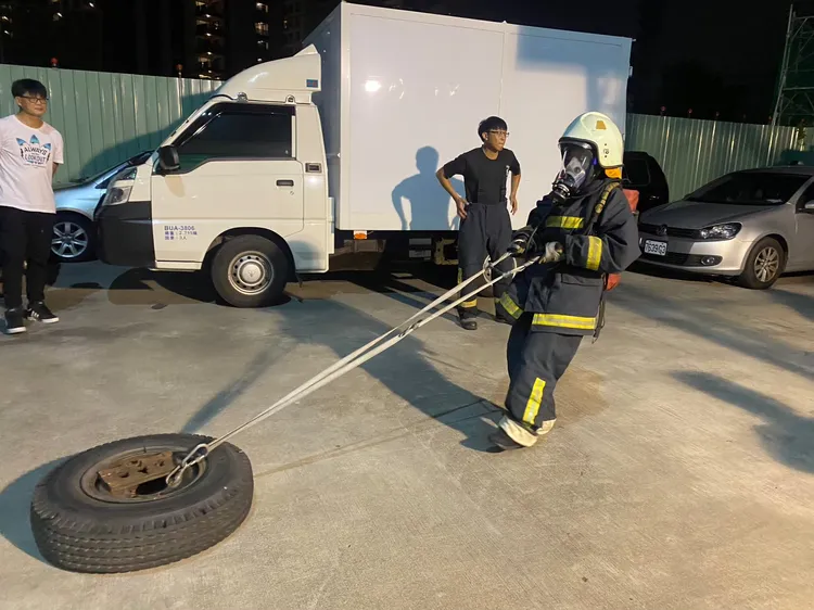 女性也能勝任體力活。第七大隊提供