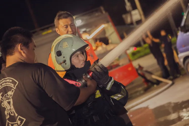 女義消不畏訓練，拿起瞄子向前衝。第七大隊提供