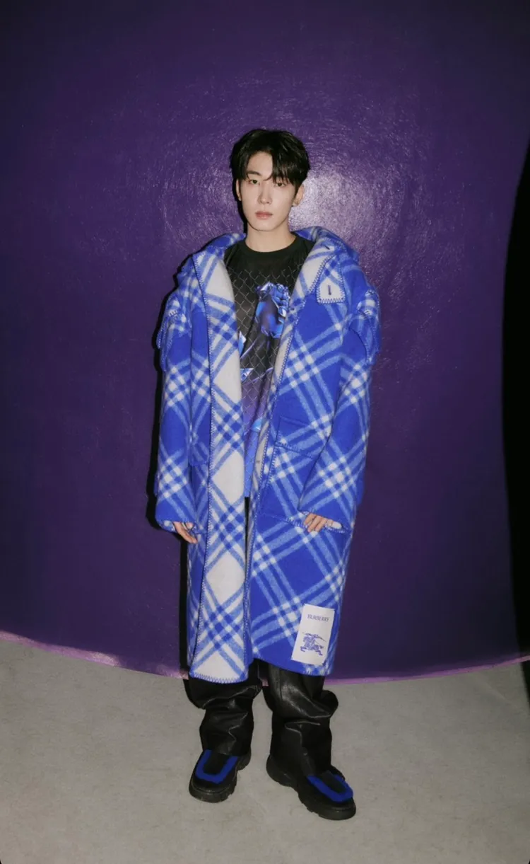 全圓佑換上藍色格紋大衣外套。翻攝BURBERRY IG