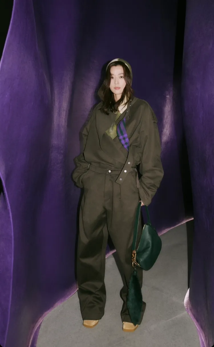 全智賢手拎Knight Bag。翻攝BURBERRY IG