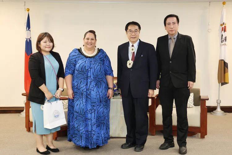 雙方相見歡，熱情合影。市府提供