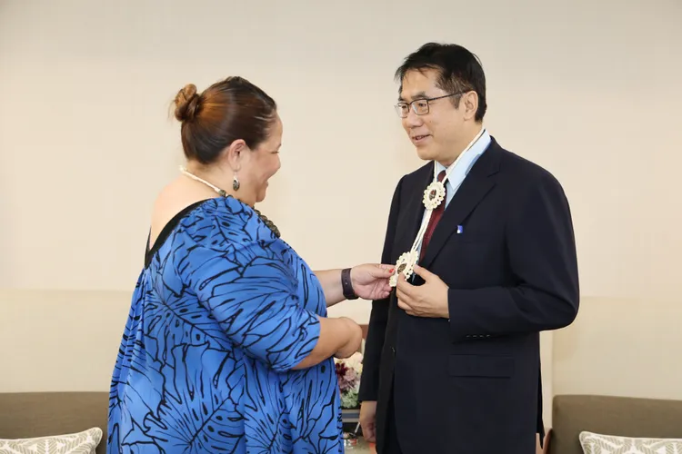 卡蒂爾大使致贈馬紹爾手工編織項鍊給黃偉哲。市府提供