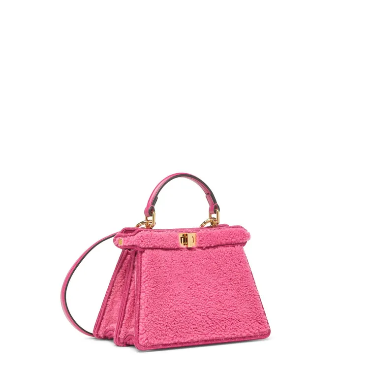FENDI羔羊絨Peekaboo ISeeU Petite，14萬7000元。品牌提供