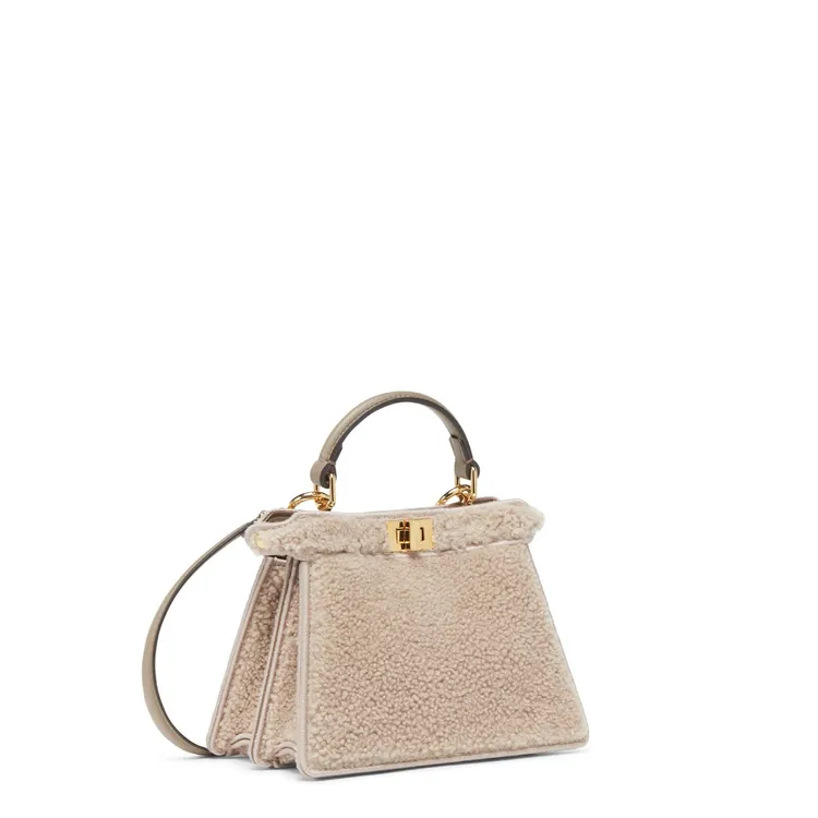 FENDI羔羊絨Peekaboo ISeeU Petite，14萬7000元。品牌提供