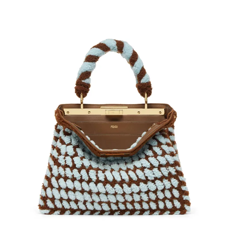 FENDI羔羊絨編織Peekaboo ISeeU Medium，24萬3000元。品牌提供