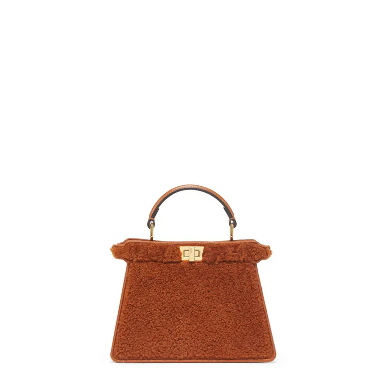 FENDI羔羊絨Peekaboo ISeeU Petite，14萬7000元。品牌提供