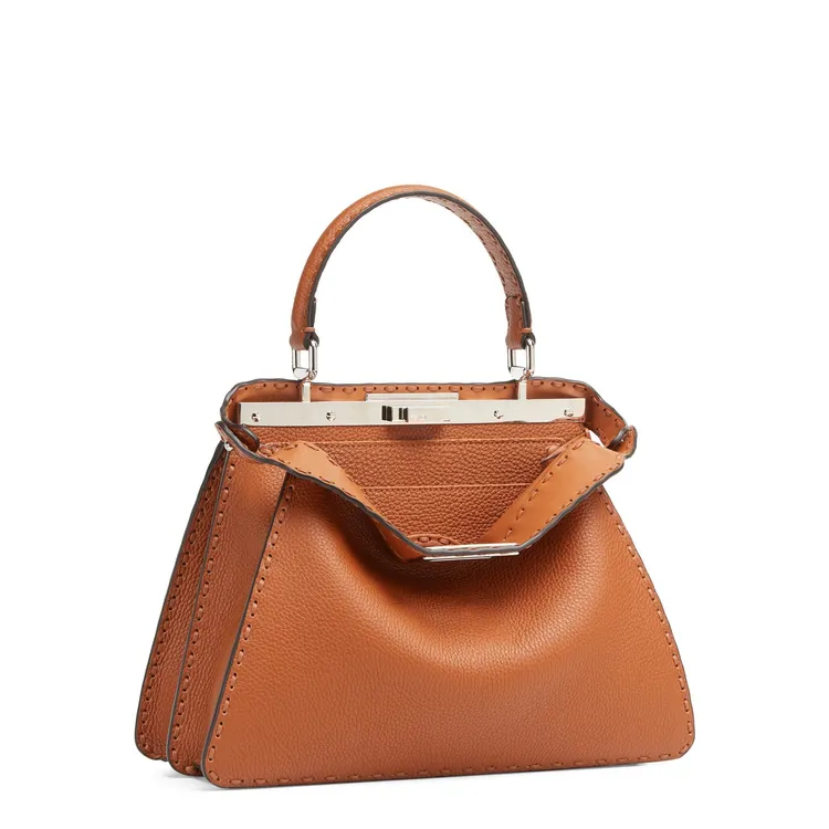 FENDI縫線工藝Peekaboo ISeeU Medium，19萬6000元。品牌提供