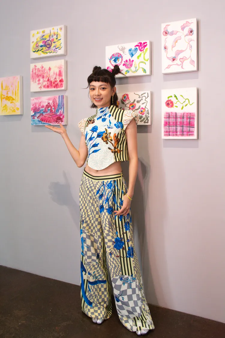 姚愛甯以馬甲格紋套裝亮相。品牌提供