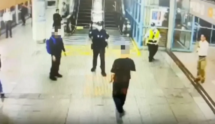 警方到場與男子周旋。翻攝畫面