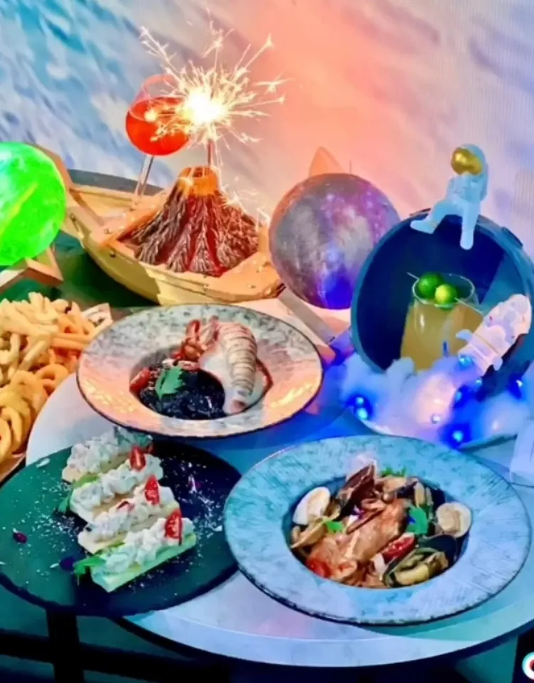 知名火紅餐酒館《微醺光廊WS 餐酒館》位在台中市西屯區,有動態投影幕和露營風包廂。TikTok@roseforever1 提供