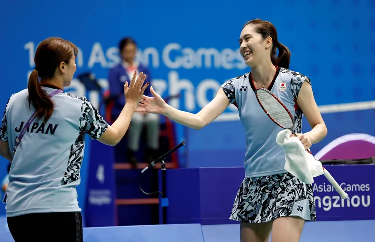 大堀彩賽後與隊友慶祝。新華社